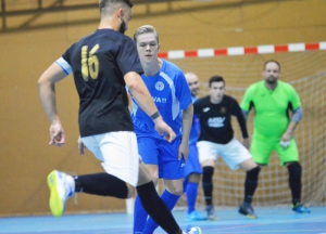 Oba dva finalisté z loňské sezóny své úvodní zápasy prohráli a hned 9 hráčů zaznamenalo hattrick!